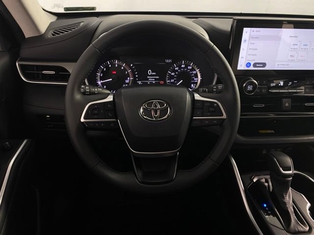 Used 2024 Toyota Highlander XLE FWD image 21