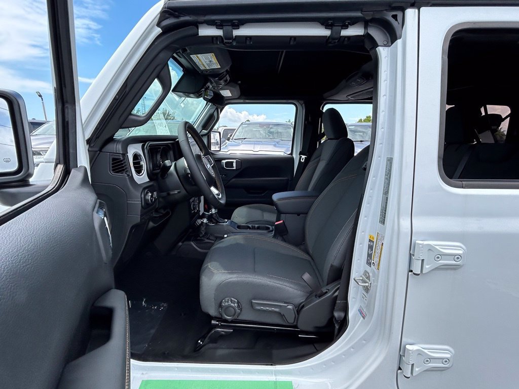 Used 2024 Jeep Wrangler Unlimited Sahara AWD/4WD image 9