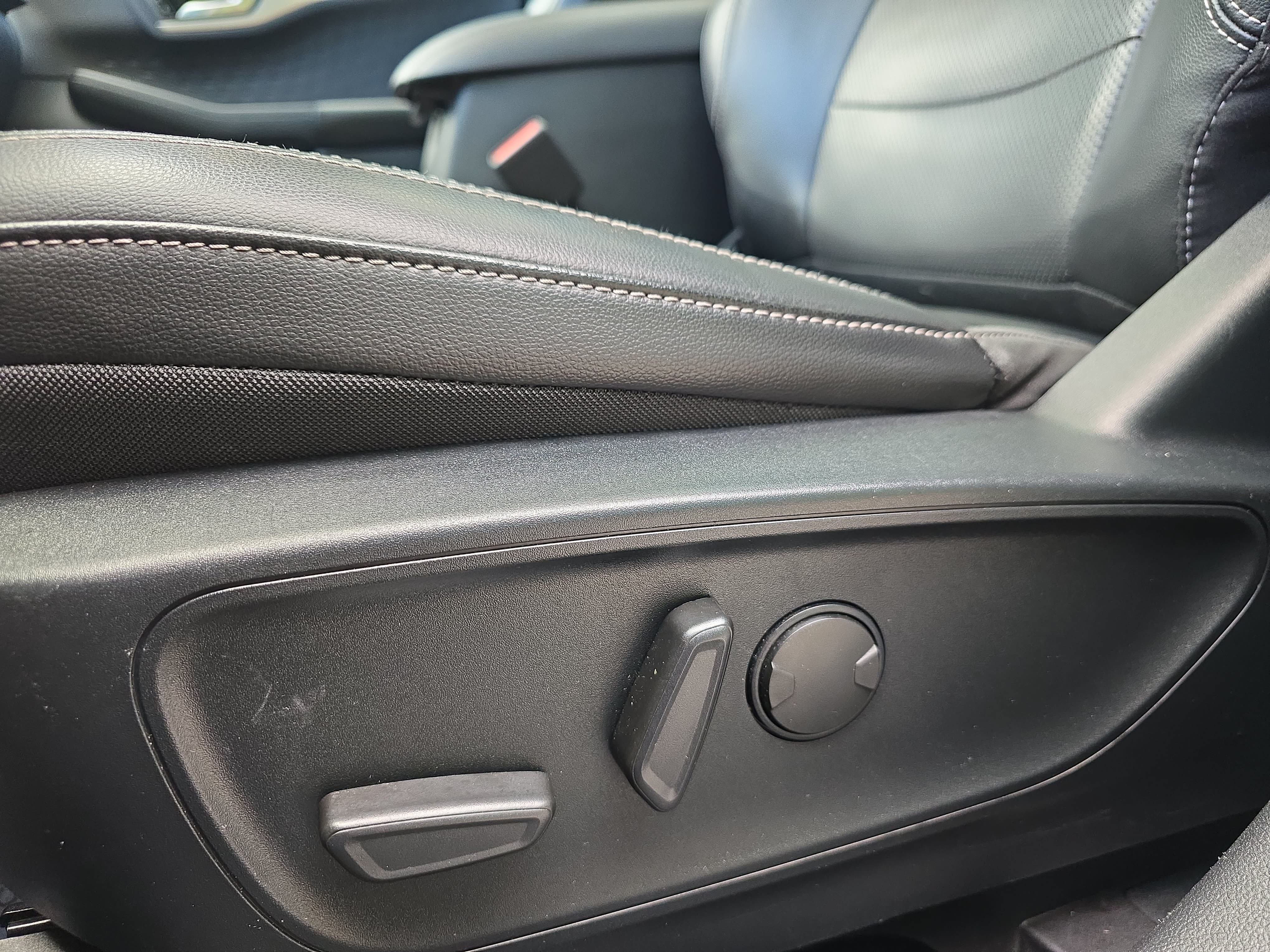 Used 2020 Ford Escape SE Sport FWD image 25