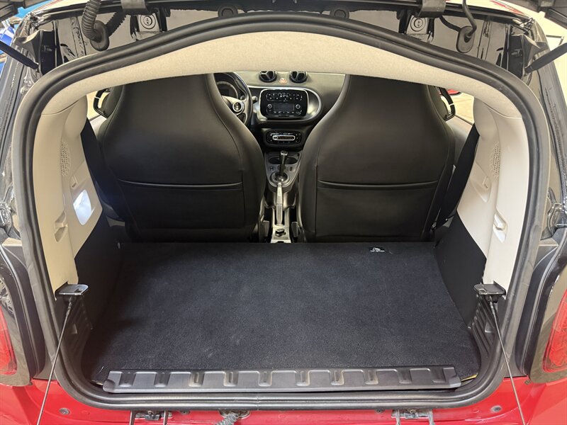 Used 2017 smart fortwo passion RWD image 29