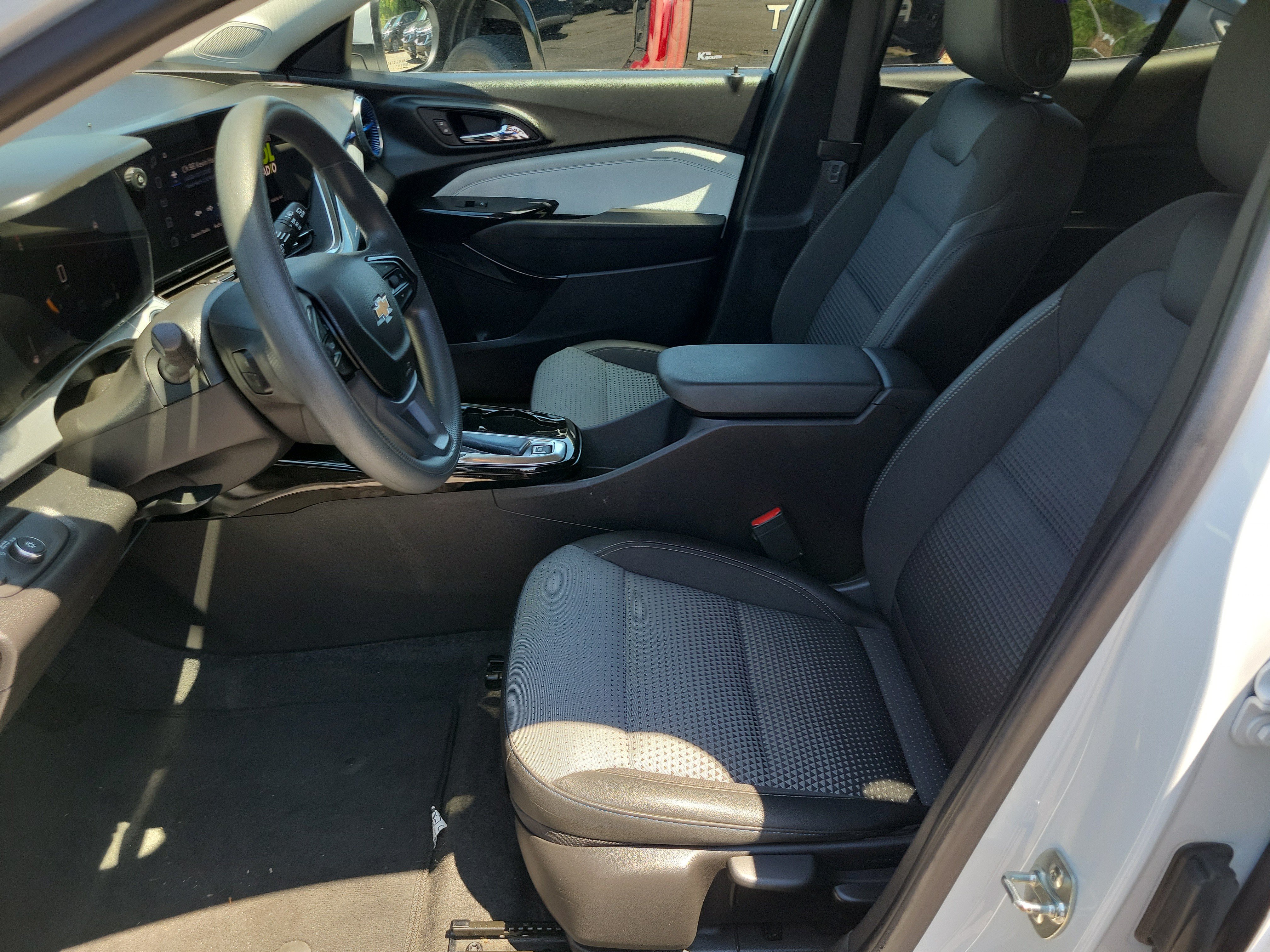 Used 2025 Chevrolet Trax LT FWD image 16