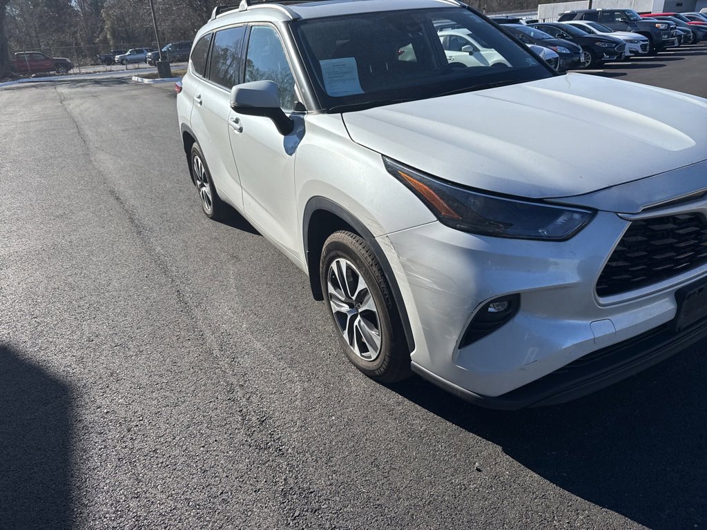 Used 2022 Toyota Highlander XLE image 4