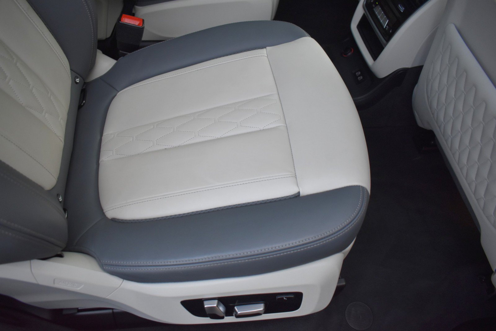 Used 2023 BMW X7 M60i AWD/4WD image 41
