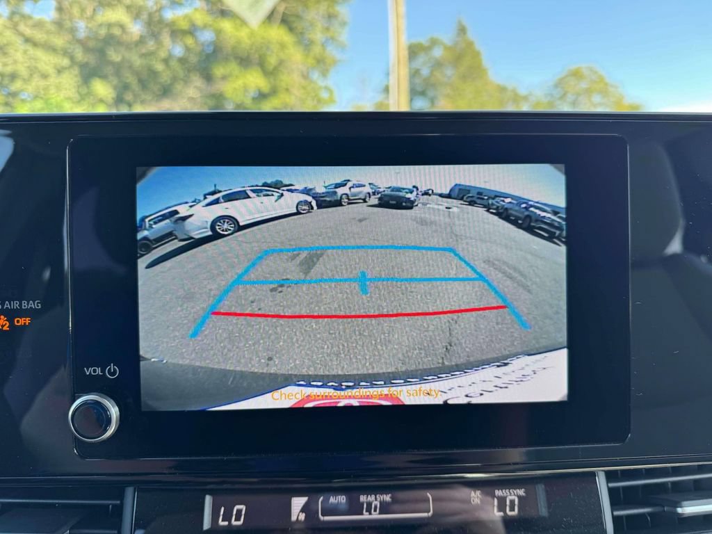 Used 2025 Toyota Sienna LE AWD/4WD image 29