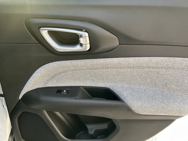 Used 2025 Jeep Compass Latitude image 32