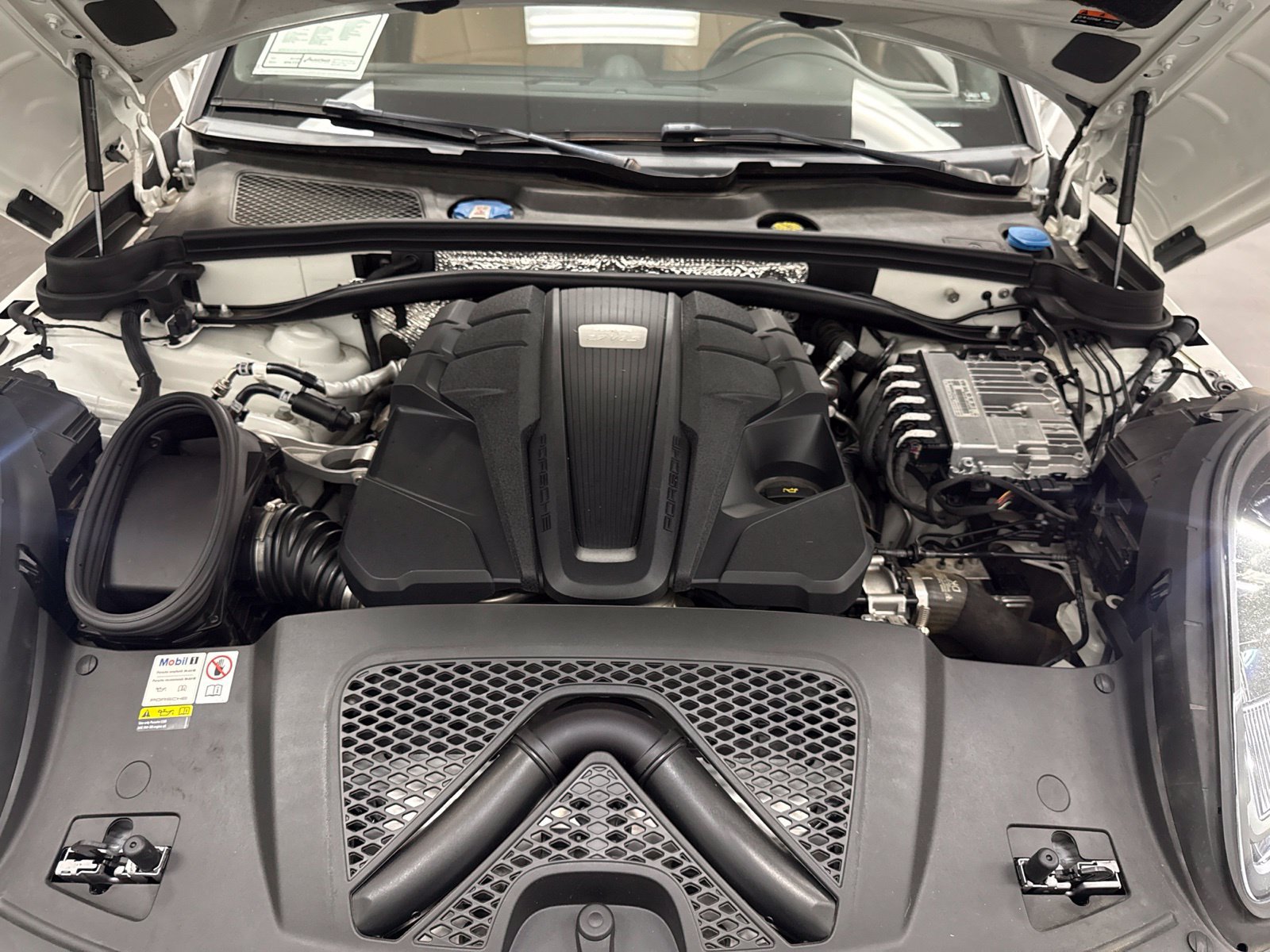 Used 2023 Porsche Macan S AWD/4WD image 30