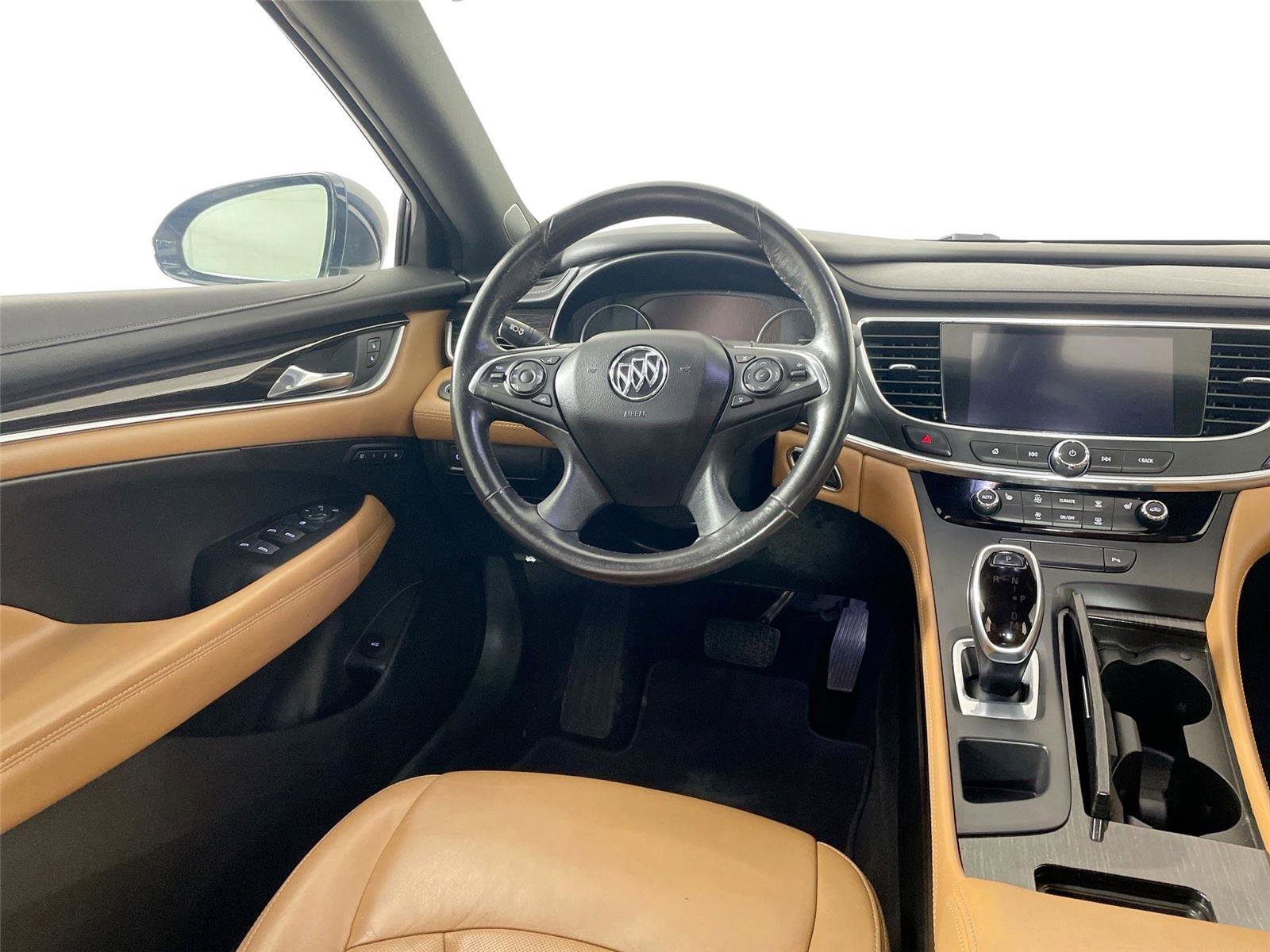 Used 2017 Buick LaCrosse Essence image 2