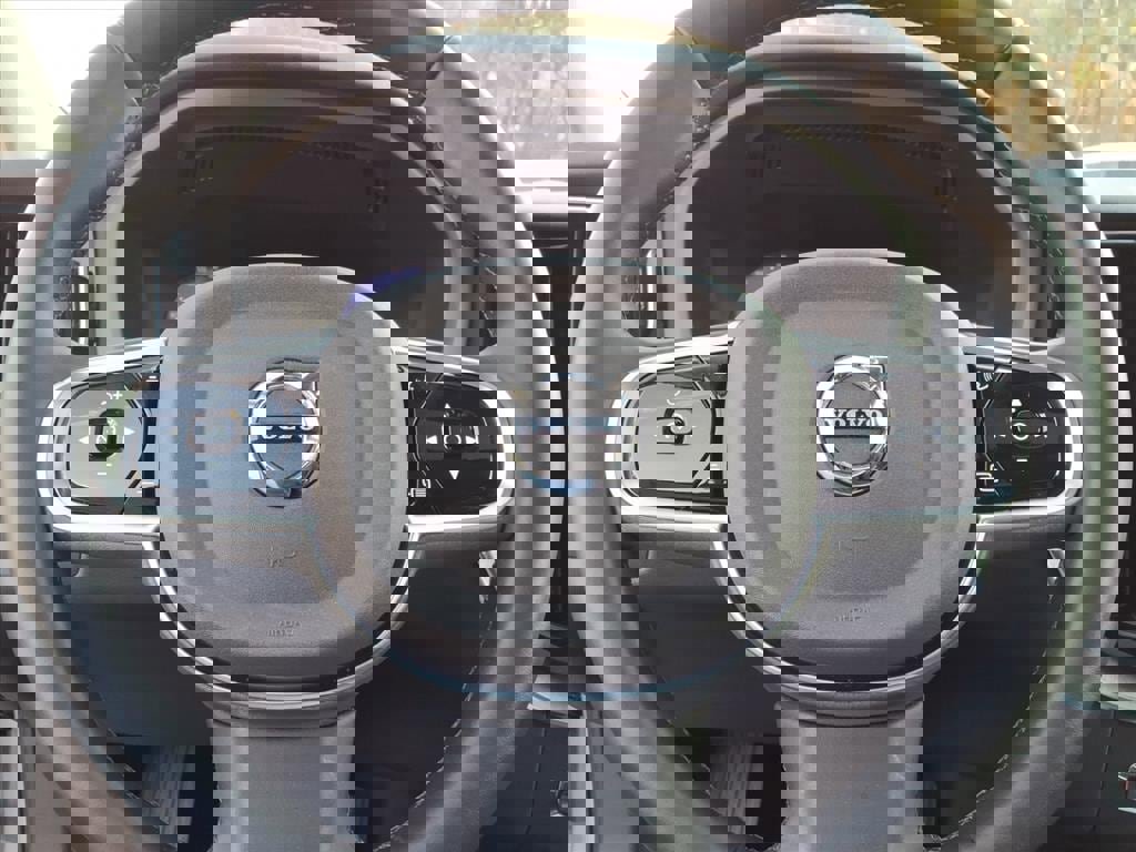 Certified 2025 Volvo XC60 B5 Plus image 27