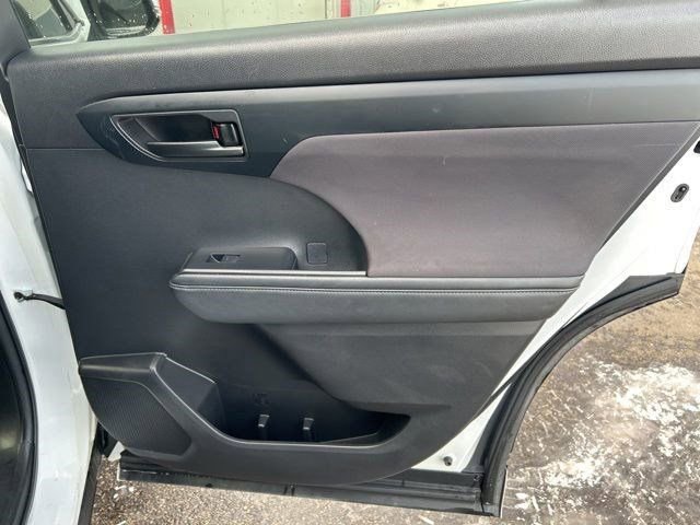 Used 2022 Toyota Highlander L image 38