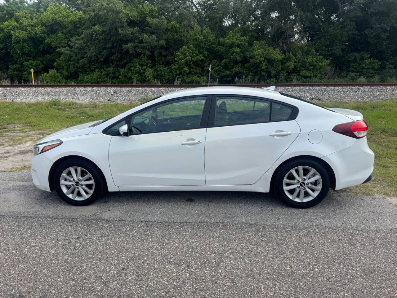 Used 2017 Kia Forte LX w/ LX Popular Package FWD image 4