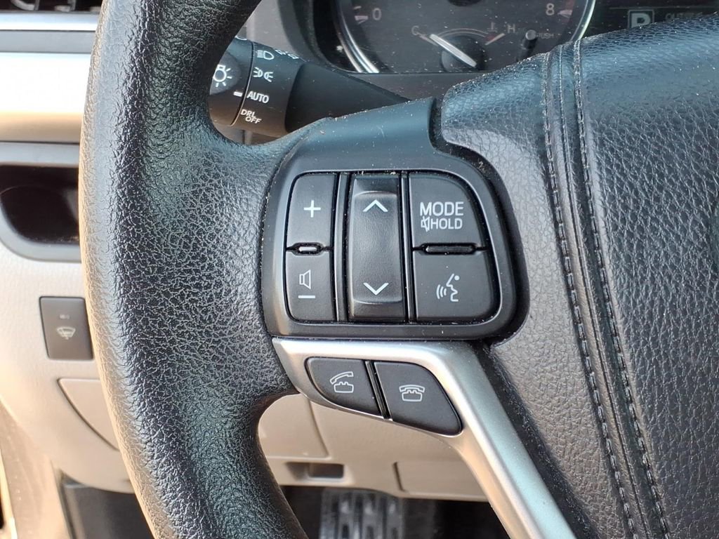 Used 2014 Toyota Highlander LE AWD/4WD image 17