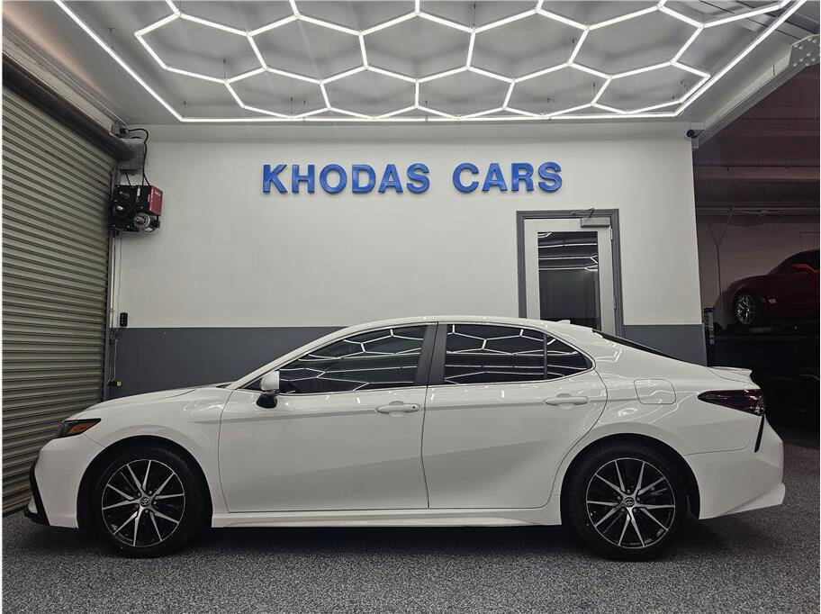 Used 2024 Toyota Camry SE FWD image 1