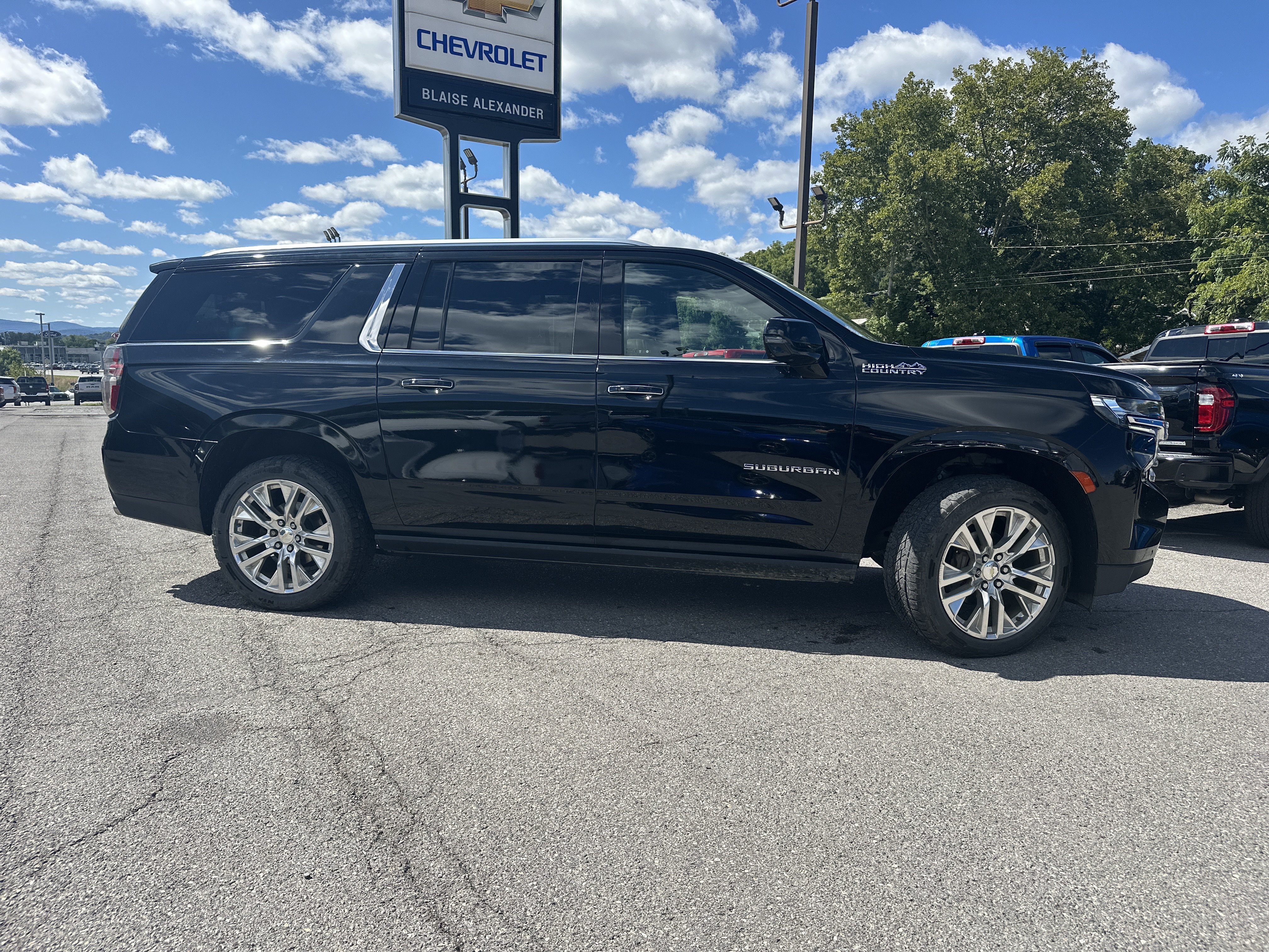 Used 2021 Chevrolet Suburban High Country w/ Premium Package AWD/4WD image 2