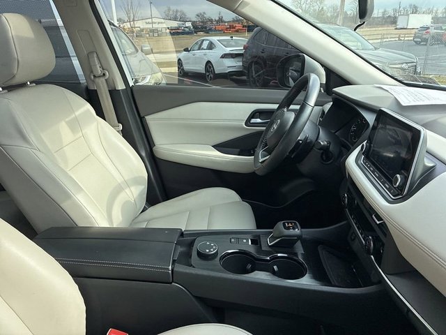 Used 2024 Nissan Rogue SV w/ SV Premium Package image 17