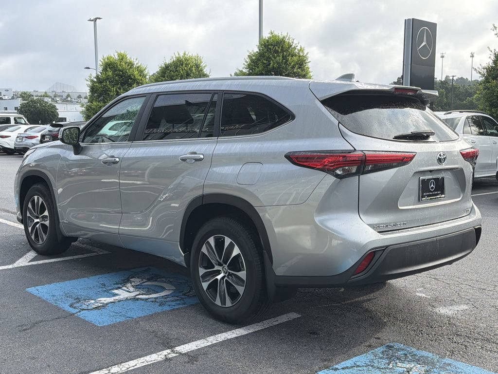 Used 2023 Toyota Highlander XLE AWD/4WD image 5