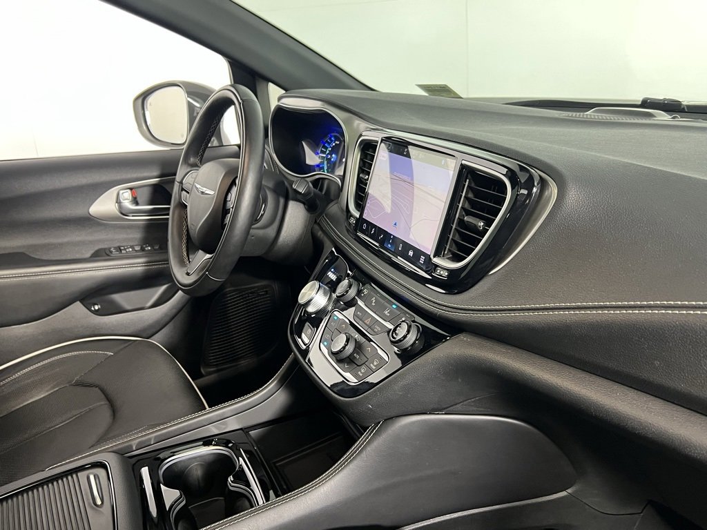 Used 2022 Chrysler Pacifica Limited w/ Uconnect Theater Family Group image 33