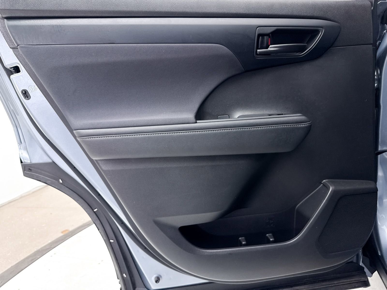 Used 2023 Toyota Highlander LE image 33