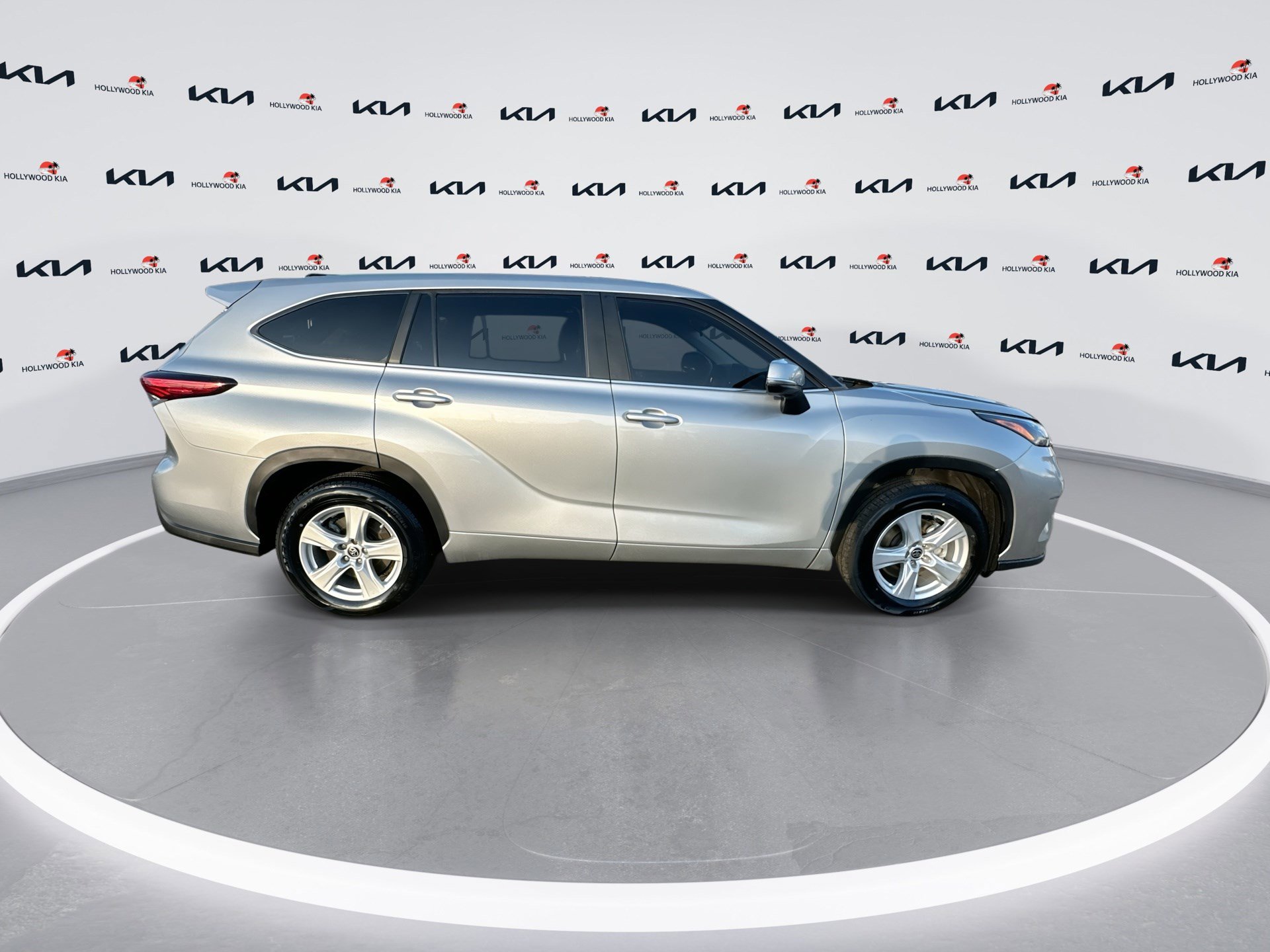 Used 2023 Toyota Highlander LE image 9