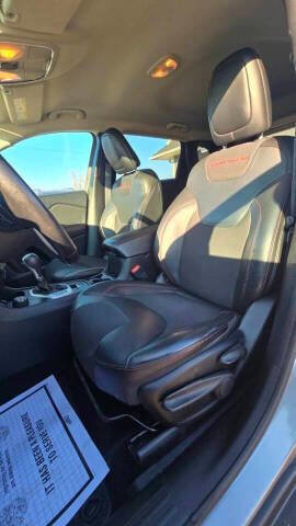 Used 2016 Jeep Cherokee Trailhawk w/ Cold Weather Group image 15