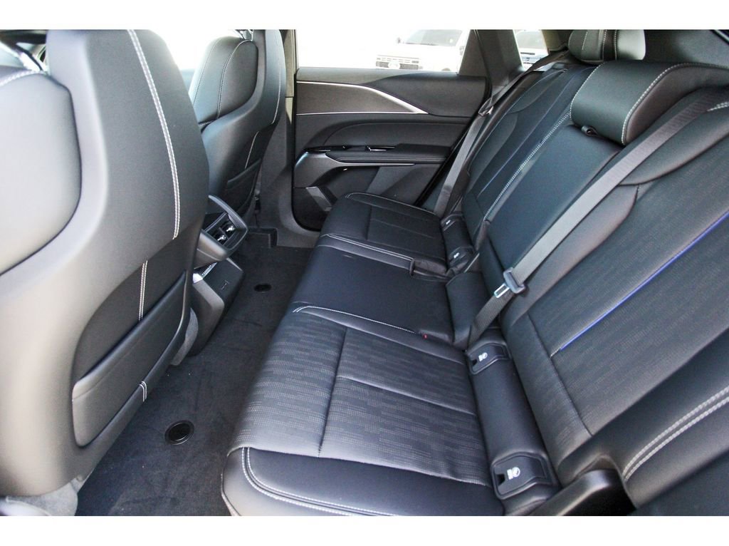 New 2026 Cadillac Lyriq Luxury image 7