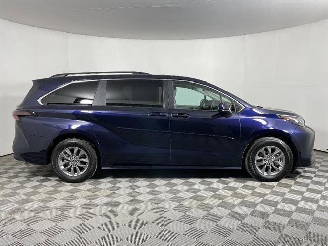 Used 2024 Toyota Sienna LE image 7