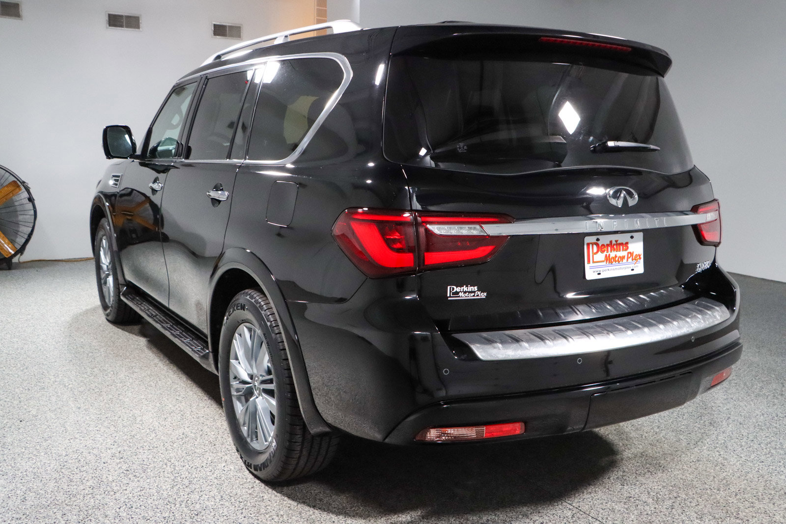 Used 2023 INFINITI QX80 Luxe w/ Cargo Package RWD image 9