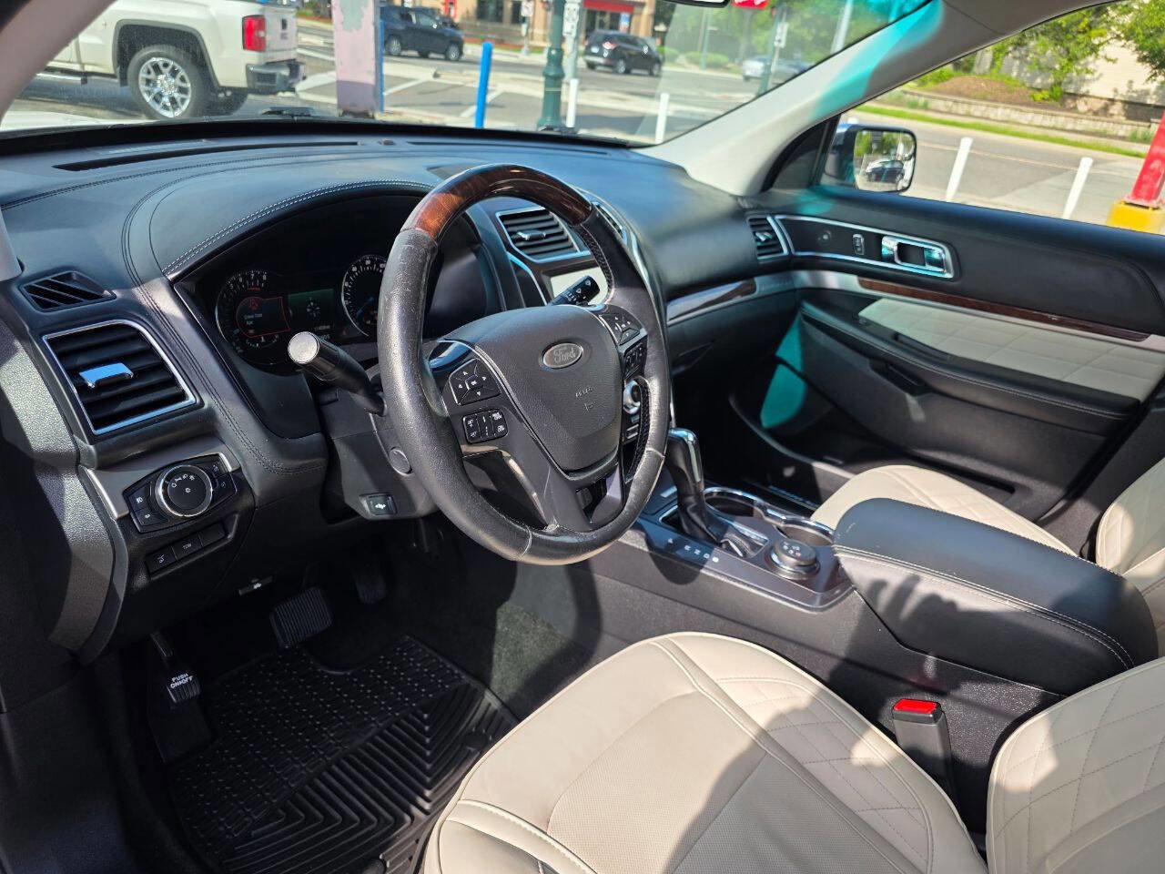 Used 2017 Ford Explorer Platinum AWD/4WD image 22