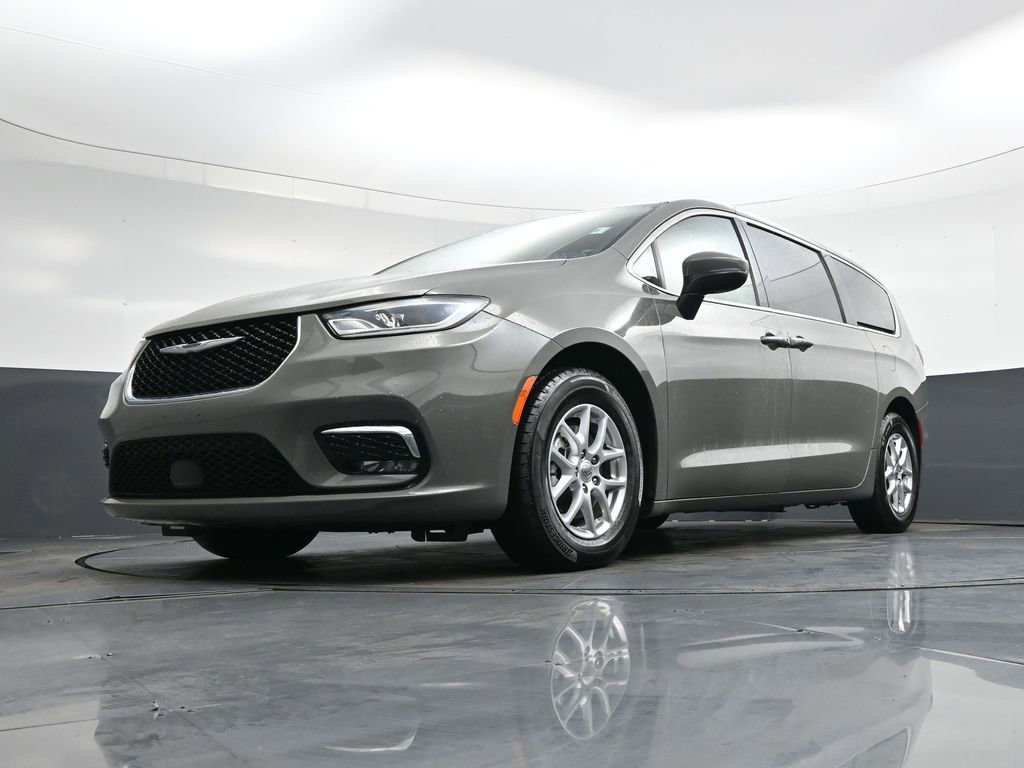 Used 2023 Chrysler Pacifica Touring-L image 39