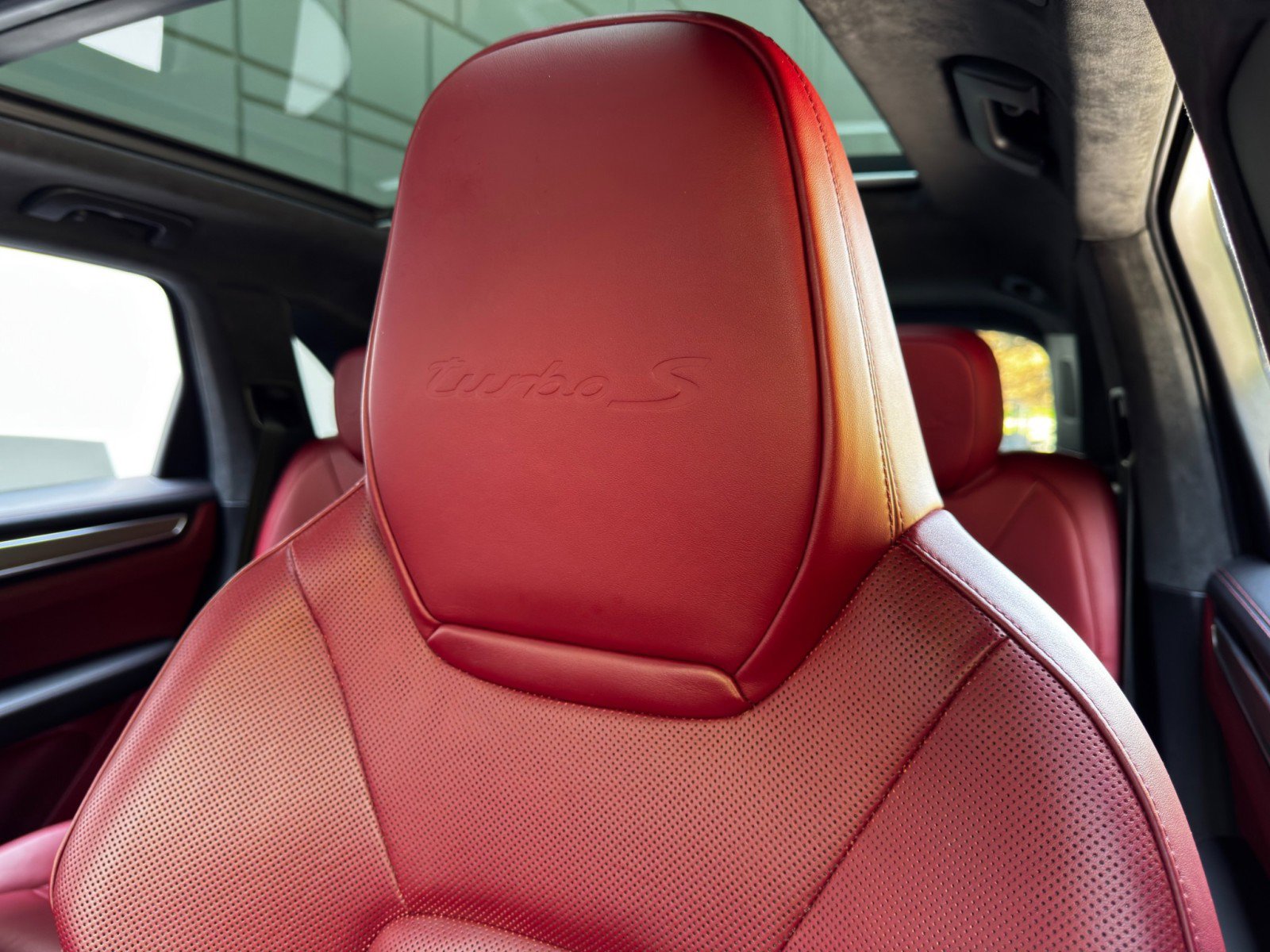 Used 2022 Porsche Cayenne Turbo S w/ Assistance Package image 43