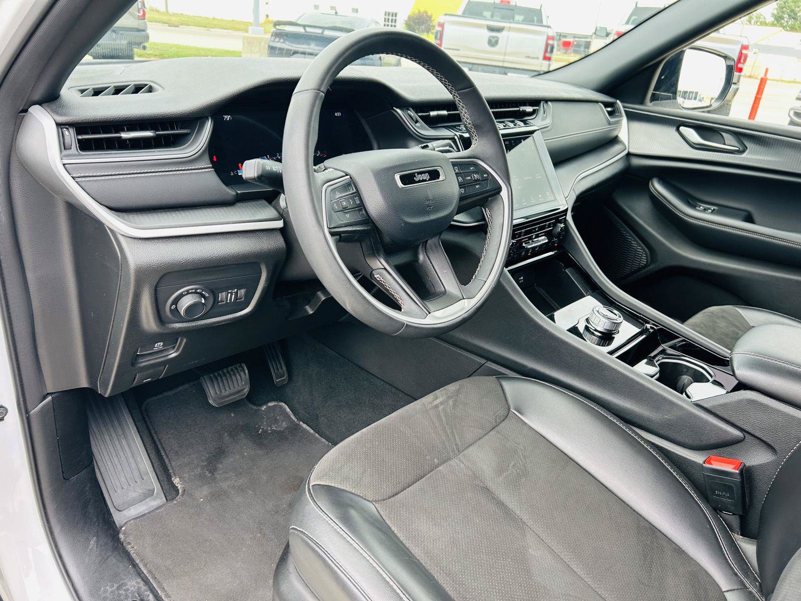Used 2023 Jeep Grand Cherokee L Laredo AWD/4WD image 14