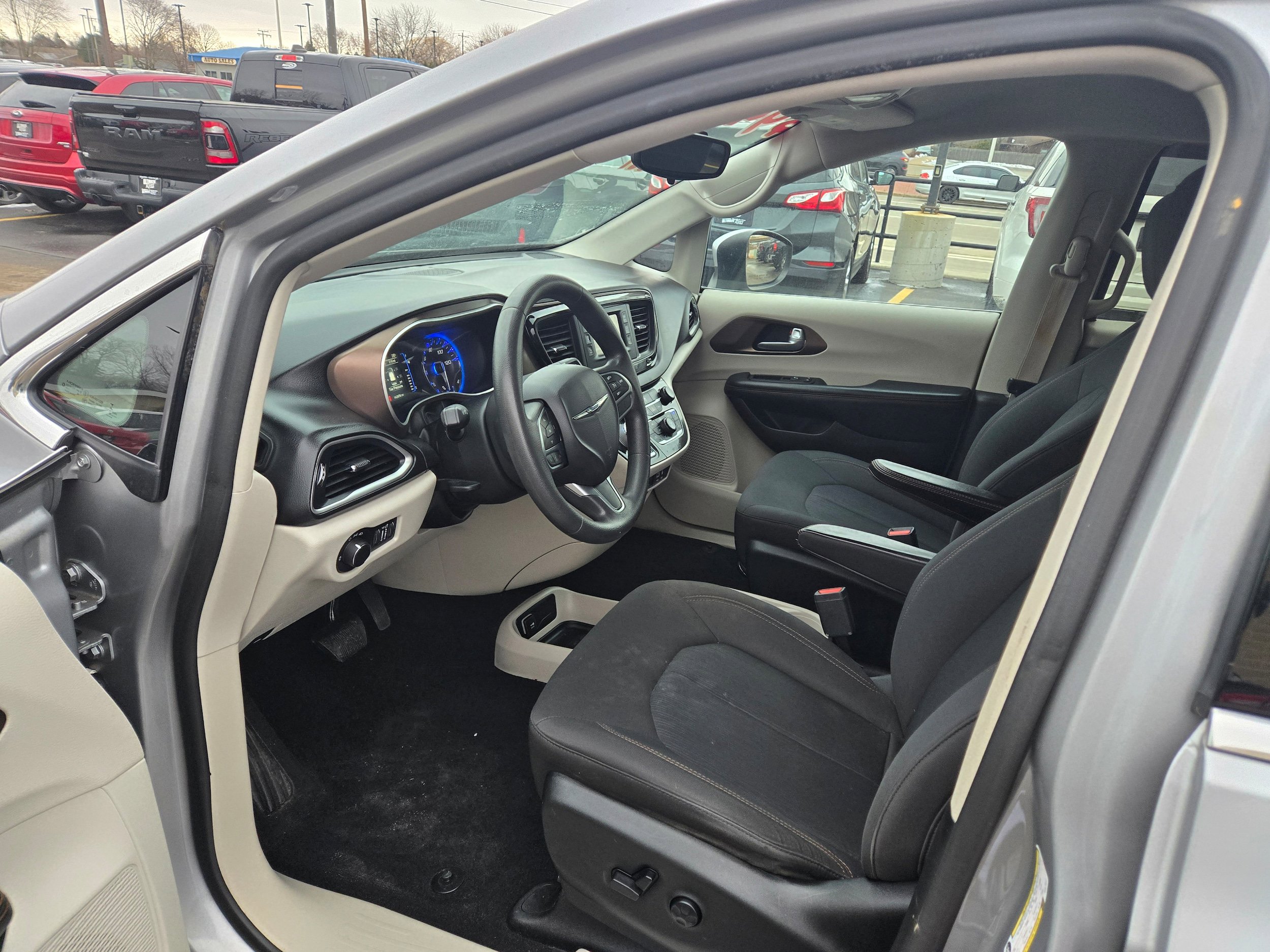Used 2017 Chrysler Pacifica LX FWD image 4