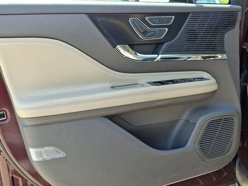 Used 2021 Lincoln Corsair FWD w/ Premium Package image 11