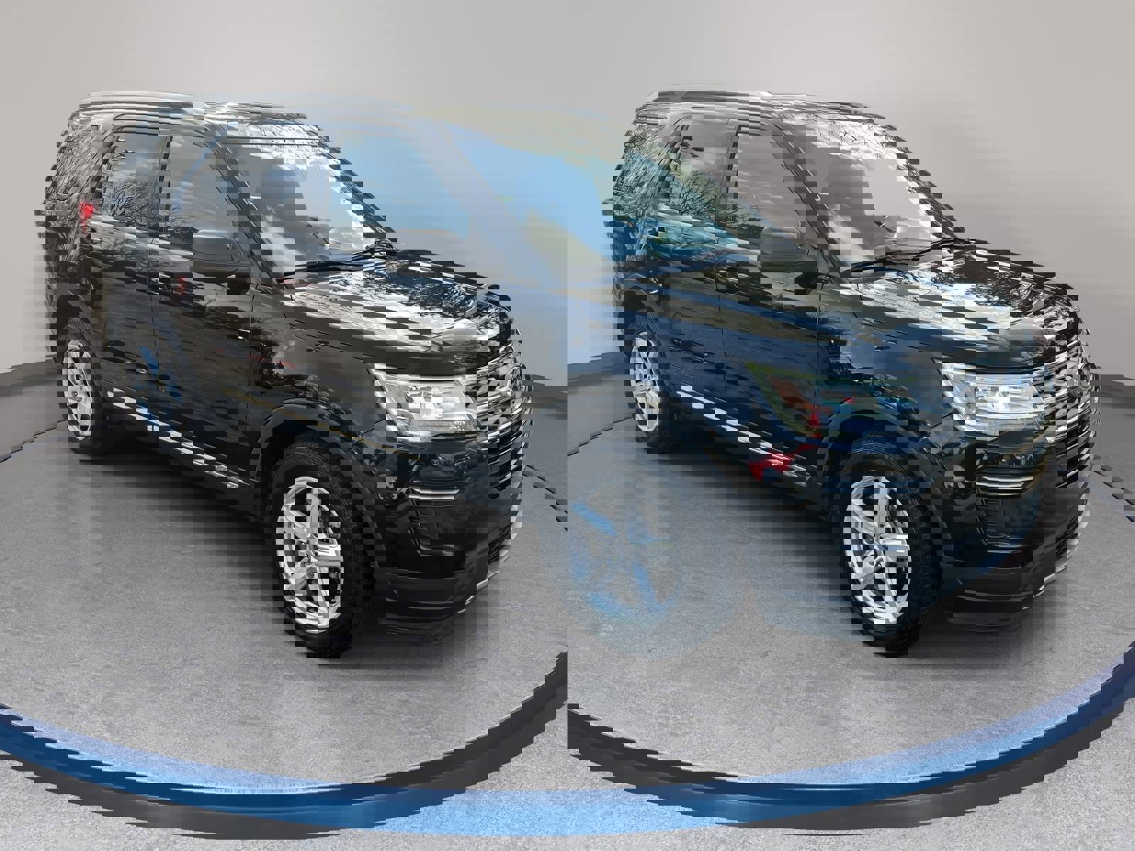 Used 2018 Ford Explorer XLT image 3