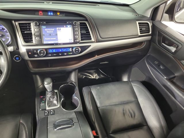 Used 2019 Toyota Highlander XLE FWD image 18