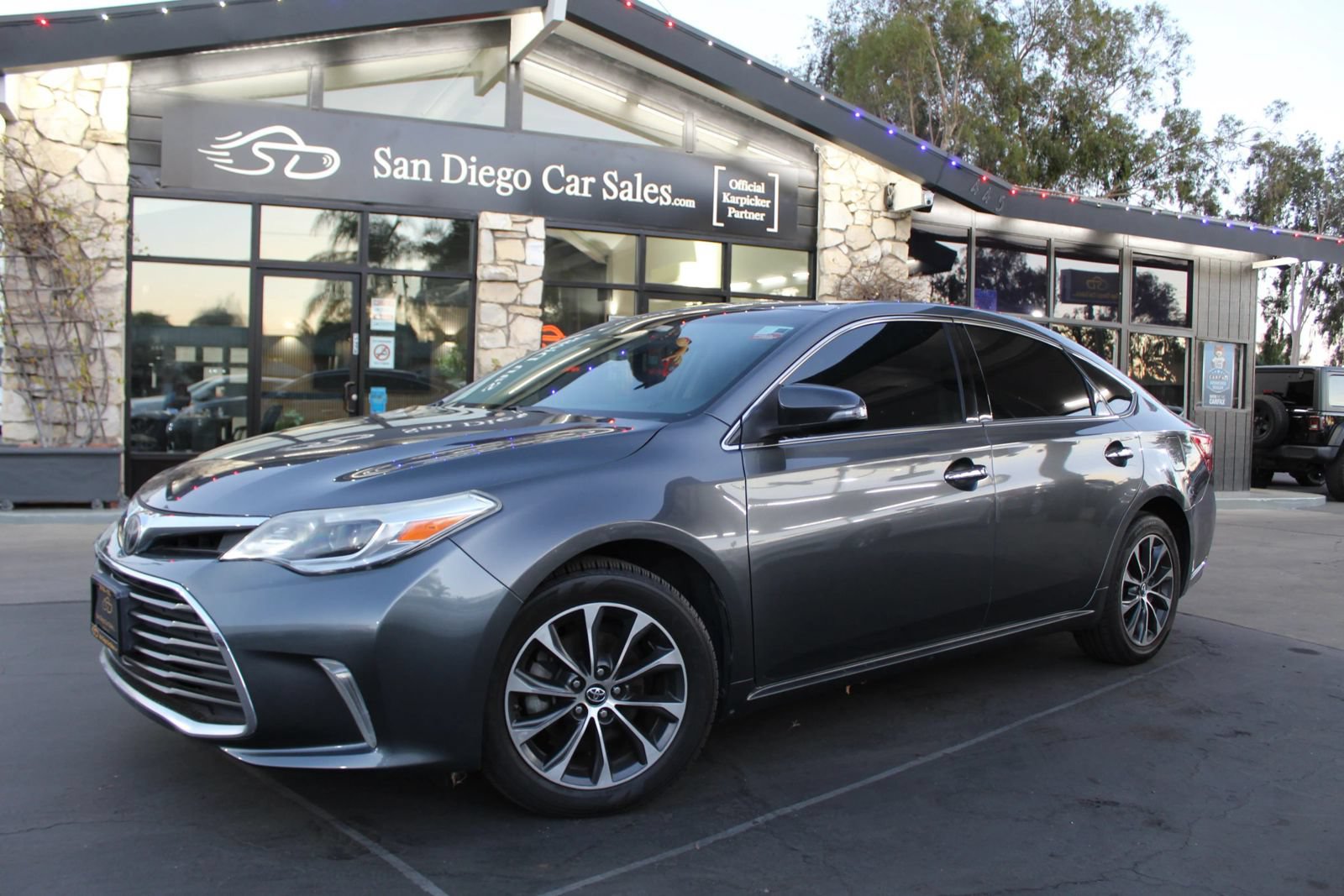 Used 2017 Toyota Avalon XLE Premium w/ Preferred Accessory Package FWD image 1