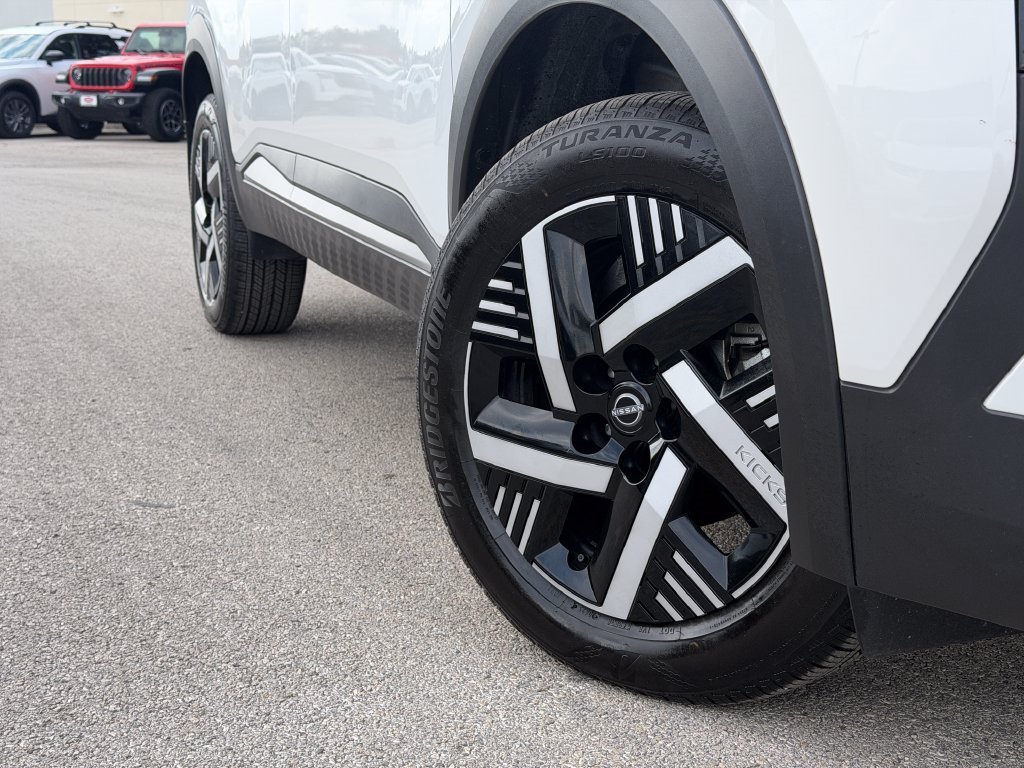 Used 2025 Nissan Kicks SV w/ Illumination Package FWD image 2