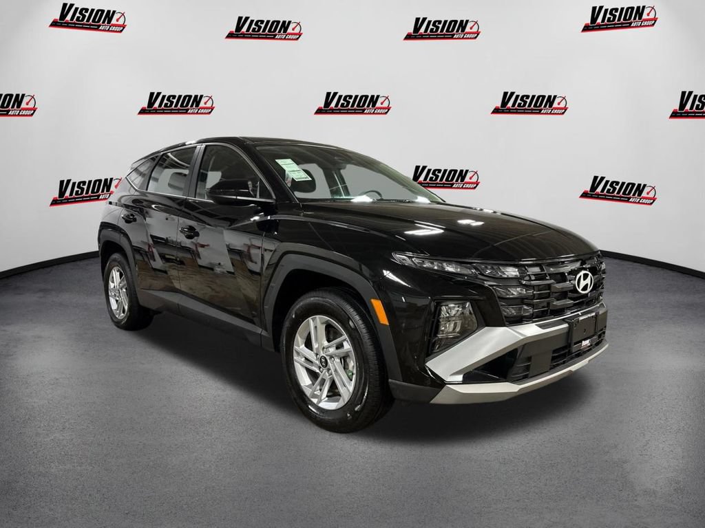 Used 2025 Hyundai Tucson SE AWD/4WD image 3