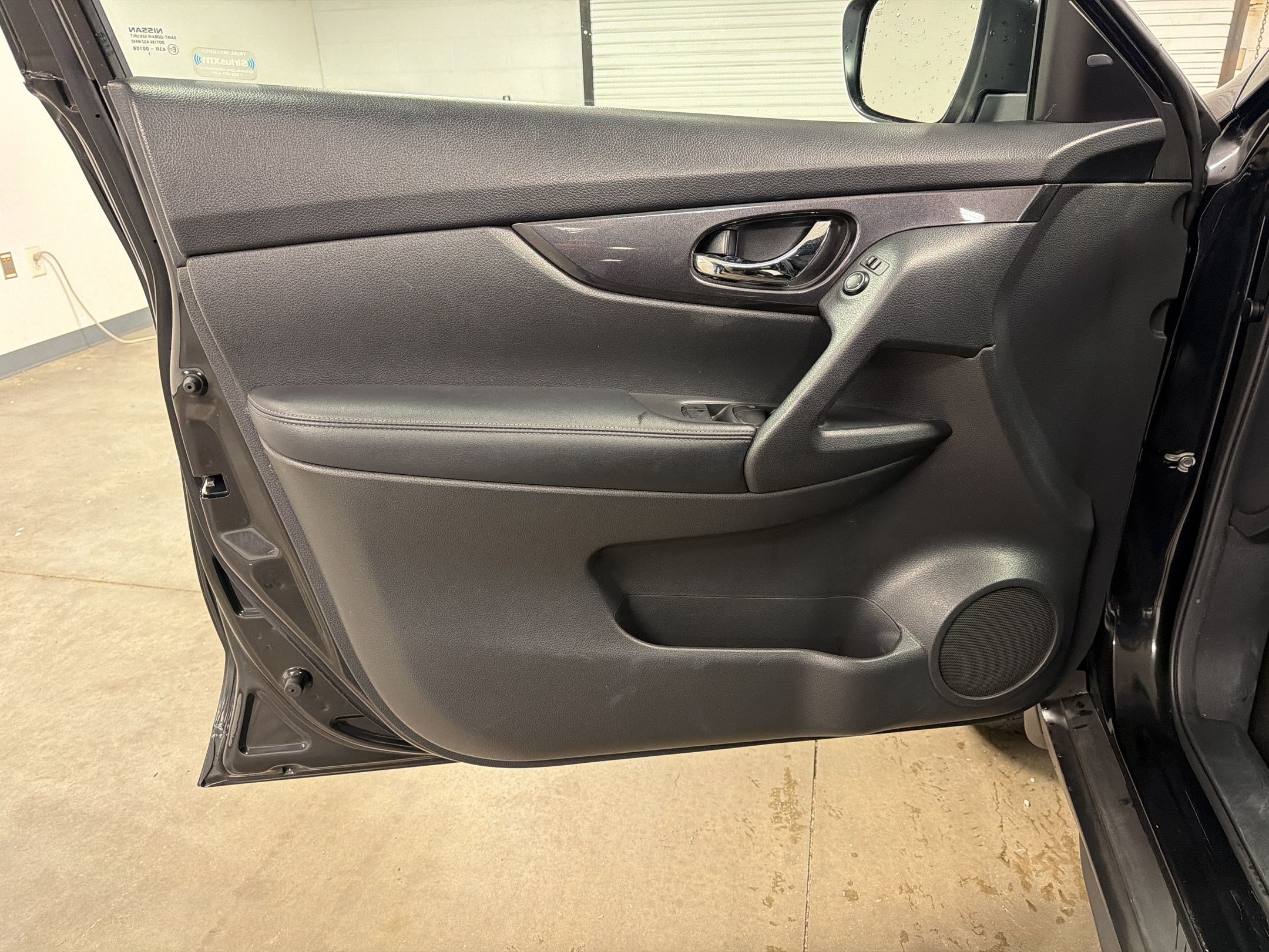 Used 2017 Nissan Rogue SV w/ SV Premium Package AWD/4WD image 12