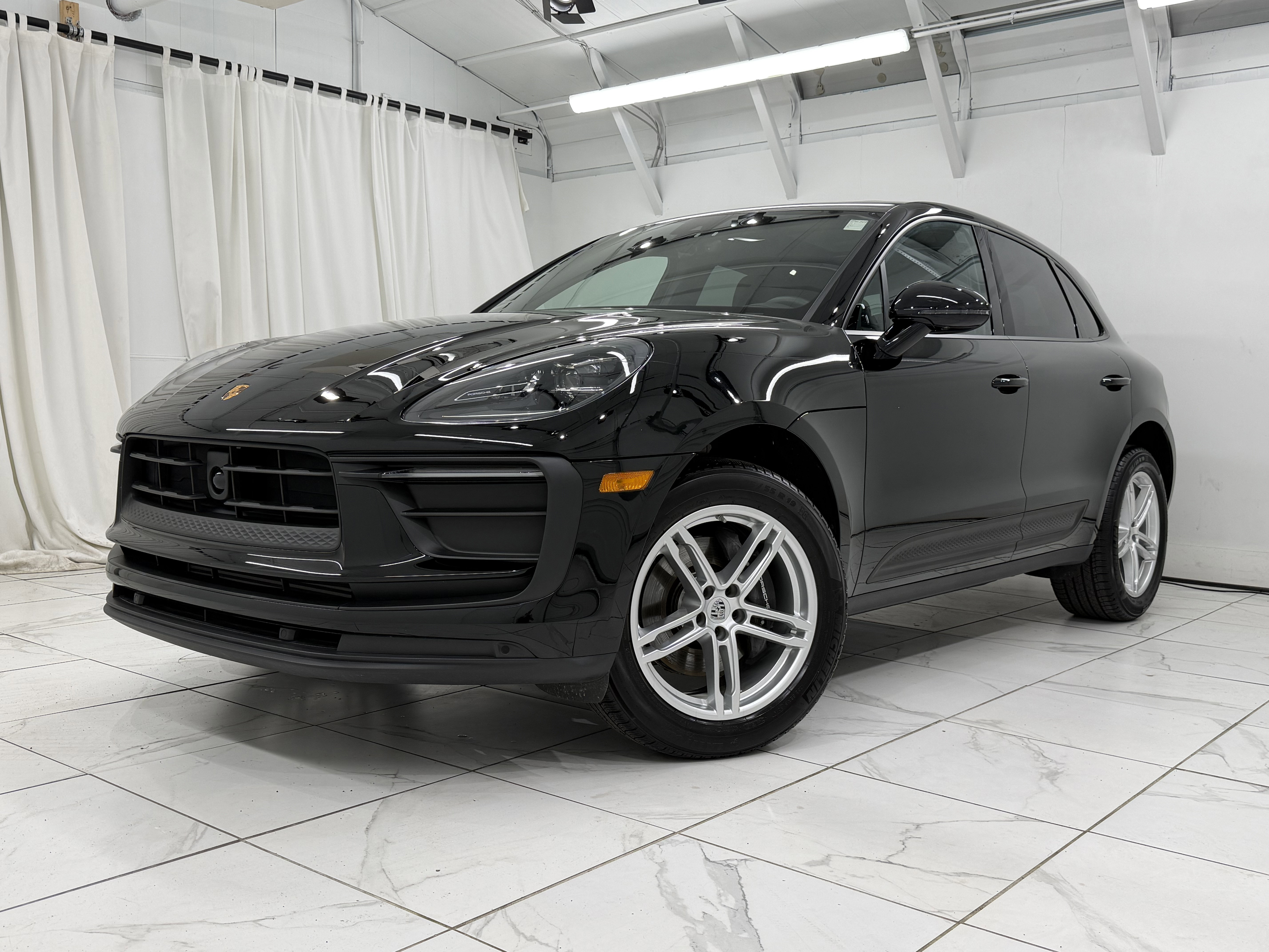 Certified 2025 Porsche Macan AWD/4WD image 7