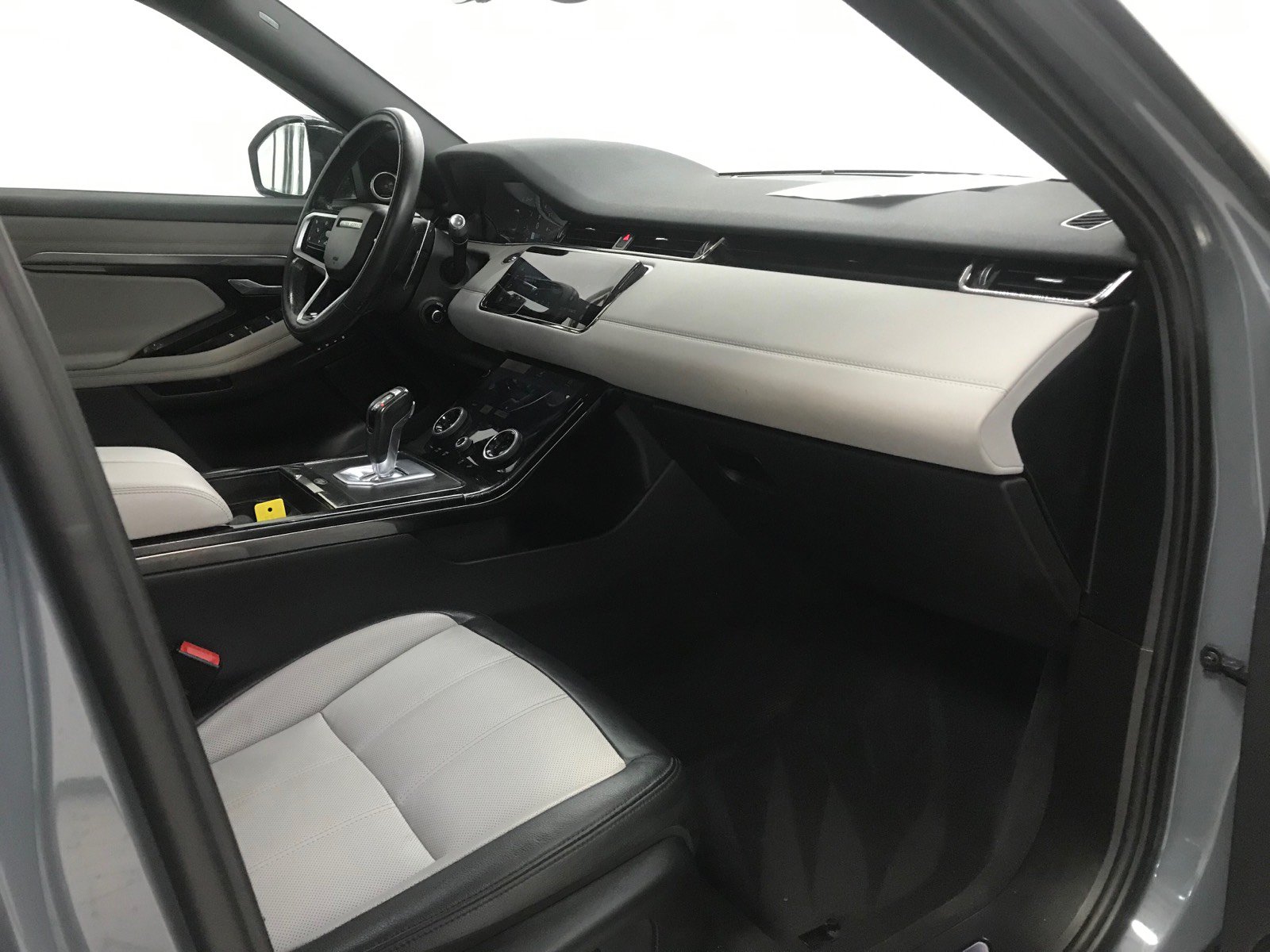 Used 2022 Land Rover Range Rover Evoque R-Dynamic SE AWD/4WD image 17