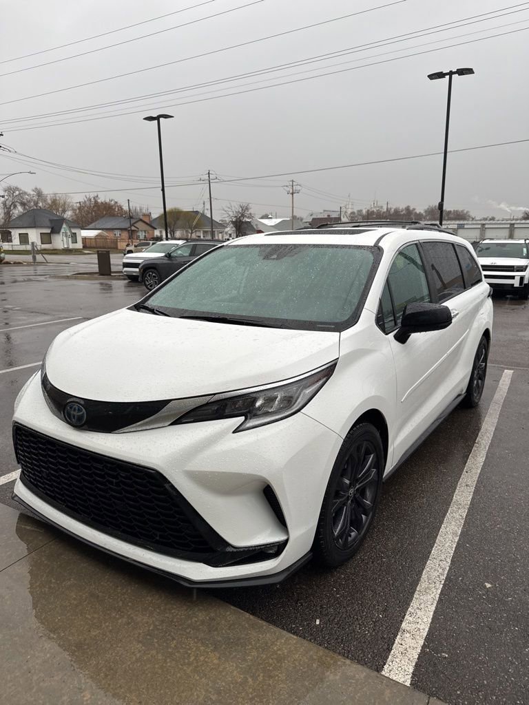 Used 2022 Toyota Sienna XSE w/ XSE Plus Package image 1