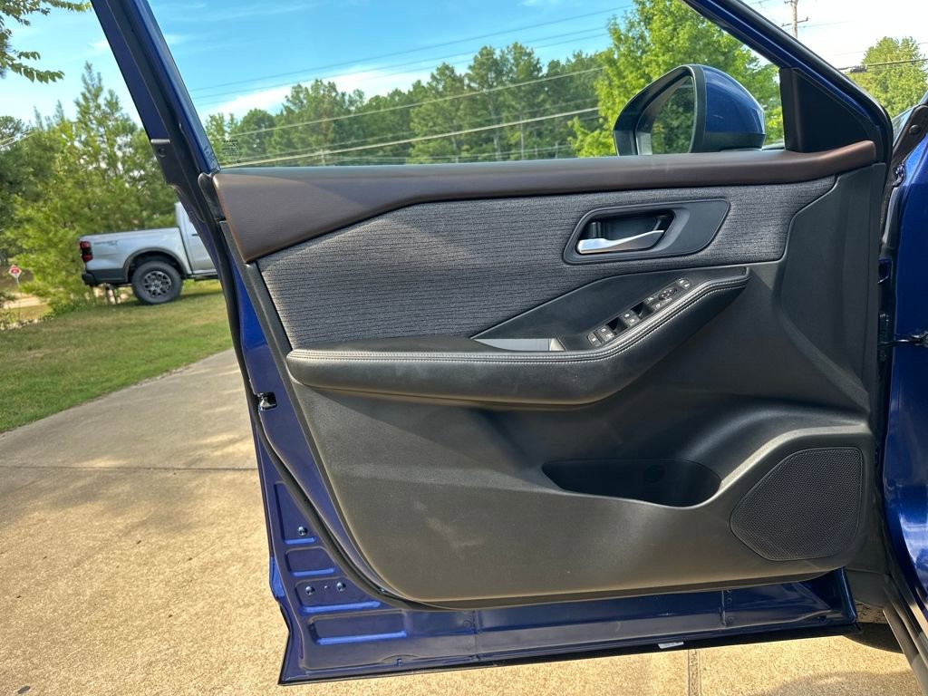 Used 2023 Nissan Rogue SV image 23