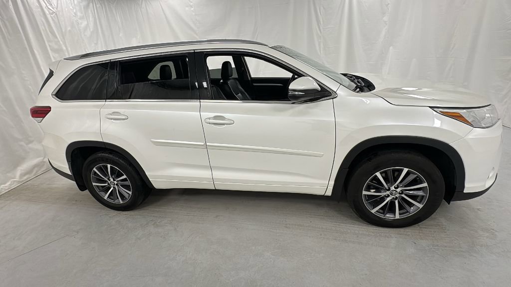 Used 2018 Toyota Highlander XLE image 2