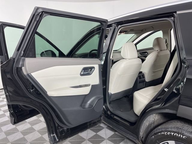 Used 2025 Nissan Rogue SL image 39