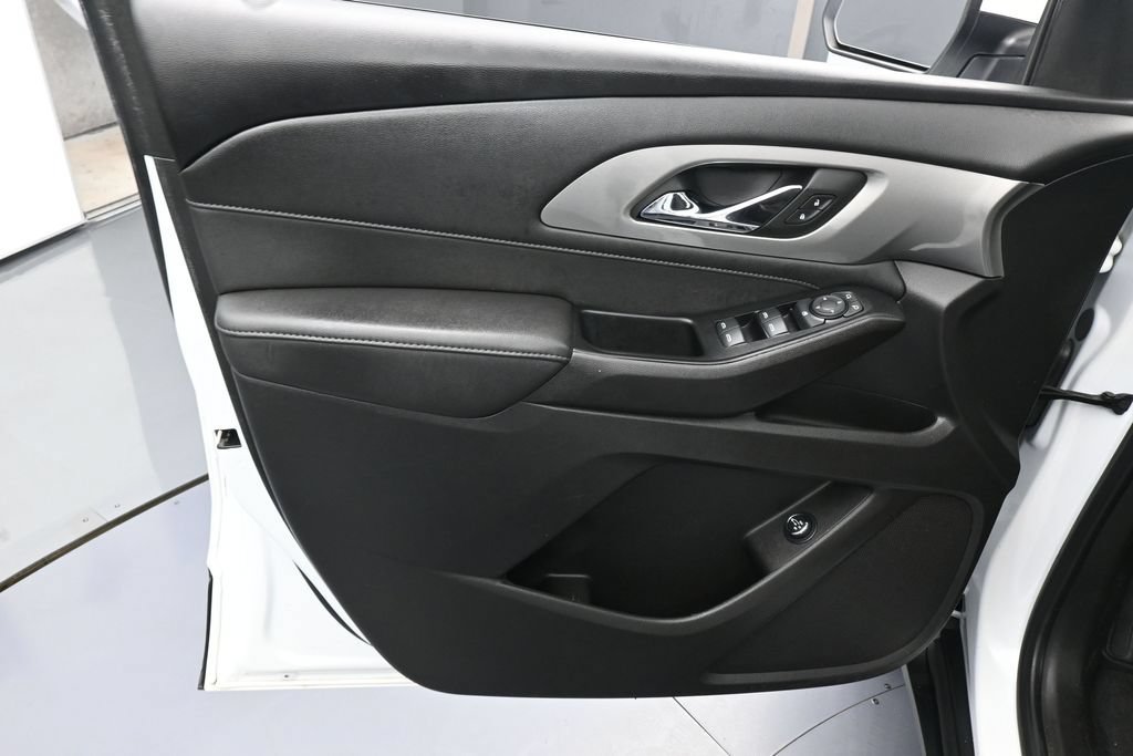 Used 2023 Chevrolet Traverse LT FWD image 14