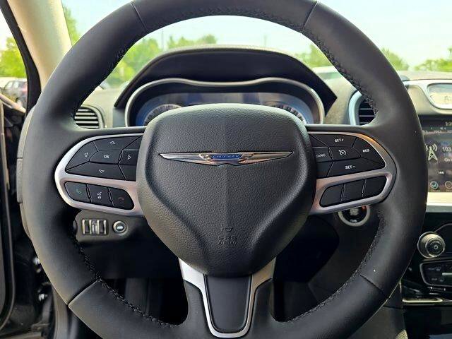 Used 2023 Chrysler 300 Touring w/ Sport Appearance Package image 22