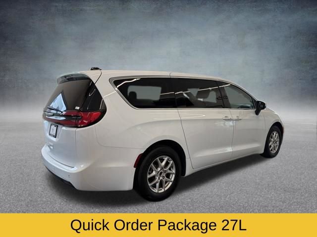Used 2023 Chrysler Pacifica Touring-L image 4
