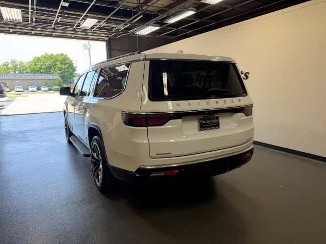 Used 2023 Jeep Wagoneer L Series II w/ Premium Group I AWD/4WD image 3