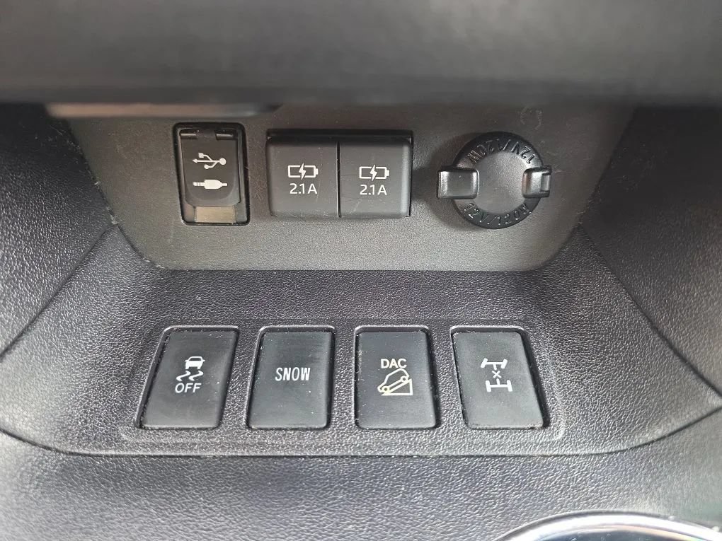 Used 2019 Toyota Highlander LE AWD/4WD image 31