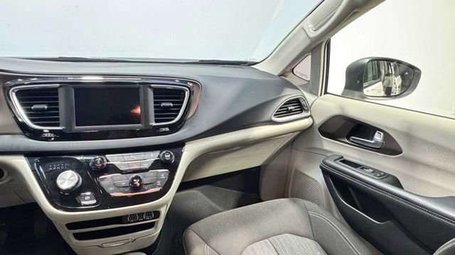 Used 2022 Chrysler Voyager LX image 14